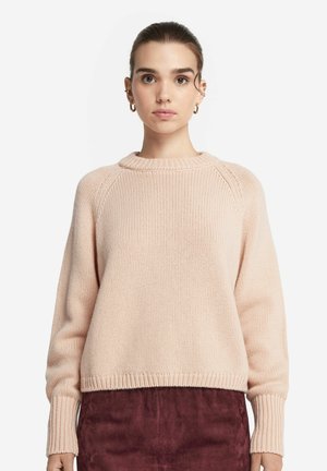 Ljusrosa stickad tröja med rund halsringning, ribbade ärmslut och fåll, med en mjuk textur och avslappnad passform.