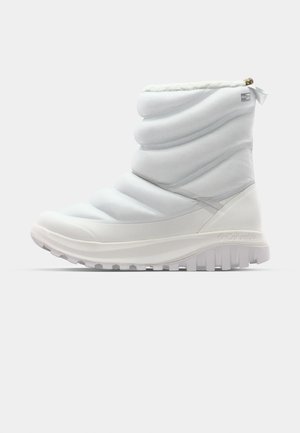 Balti izoliuoti auliniai batai su pūkuotu dizainu, pagaminti iš švelnios medžiagos, su lanksčiu padu ir tekstūruotu protektoriumi, užtikrinančiu sukibimą.