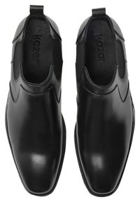 Černé kožené boty s hladkým povrchem, vybavené elastickými postranními panely, zaobleným designem špičky a stylem nazouvání. Viditelné dekorativní švy.