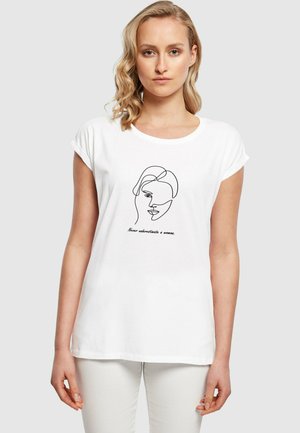 Hvid bomulds T-shirt med rullede ærmer, der har en sort linjetegning af et ansigt og teksten "Undervurder aldrig en kvinde."