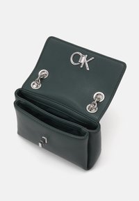 Calvin Klein RELOCK SHOULDER BAG - Rankinė - palm green