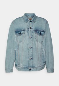 Ljusblå denimjacka med knappstängning framtill, två bröstfickor och krage. Har kontrastsömmar och en avslappnad passform.