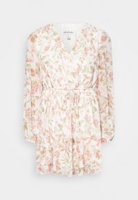 Vestido floral con escote en V, mangas largas y cintura fruncida. Presenta rosas en tonos rosa pálido y beige sobre un fondo blanco, tejido ligero.