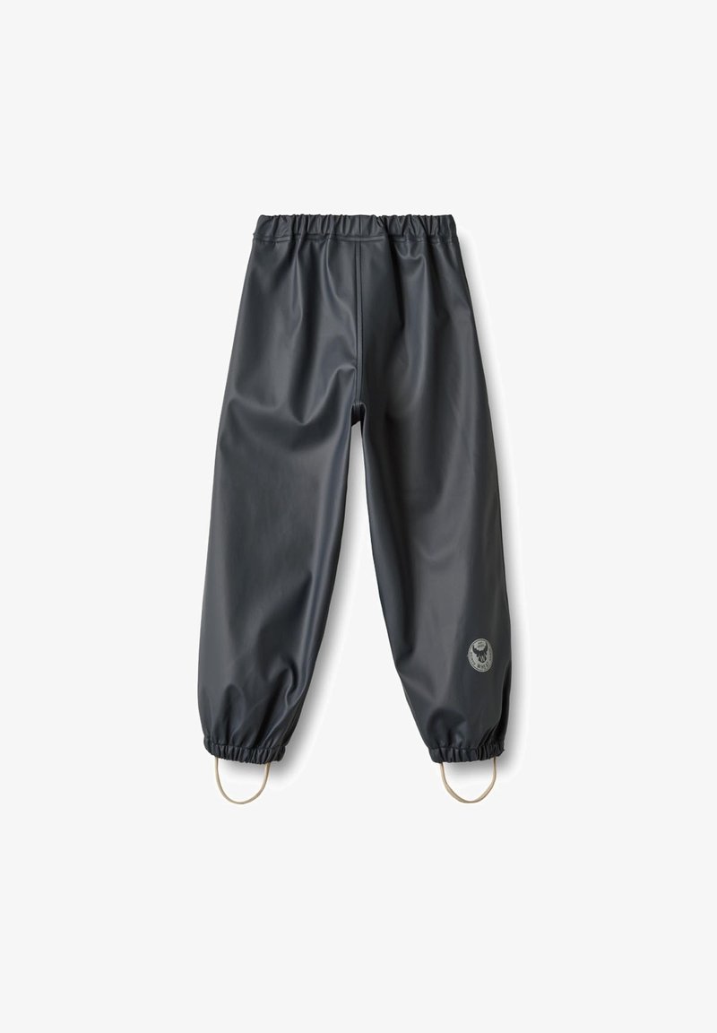 Pantalon imperméable noir avec taille et poignets élastiques, doté de lanières pour les pieds et d'un petit logo rond près de la cheville droite.