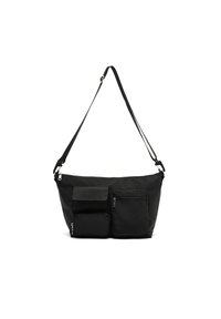 Borsa a spalla in tessuto nero con molteplici tasche, tra cui una tasca frontale piatta e due tasche laterali con zip. Tracolla regolabile.