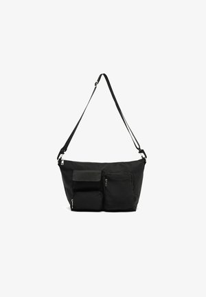 Borsa a spalla in tessuto nero con molteplici tasche, tra cui una tasca frontale piatta e due tasche laterali con zip. Tracolla regolabile.