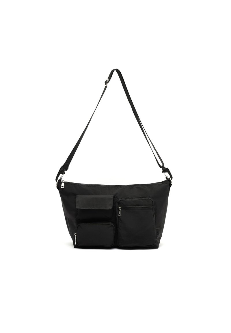 Borsa a spalla in tessuto nero con molteplici tasche, tra cui una tasca frontale piatta e due tasche laterali con zip. Tracolla regolabile.