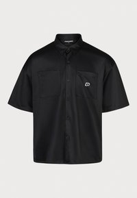 Zwart shirt met korte mouwen gemaakt van gladde stof, met een knoopsluiting aan de voorkant, twee borstzakken en een klein logo op de linkerborstzak.