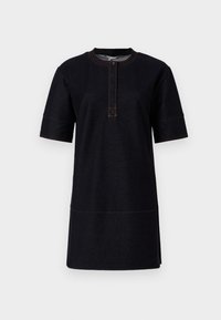 Robe noire à manches courtes en tissu denim, dotée d'un col rond, d'une patte de boutonnage et de détails de couture orange contrastés.