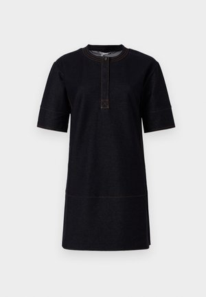 Svart kjole med korte ermer laget av denimstoff, med rund hals, knappelukking og kontrasterende oransje sømdetaljer.