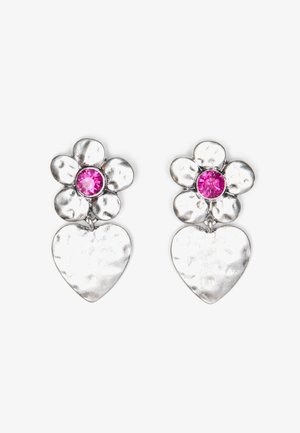 Brincos de prata com um desenho de flor com uma pedra rosa no centro e um pingente em forma de coração martelado.