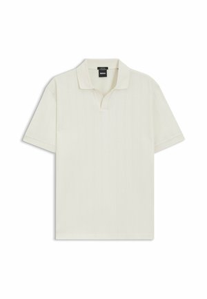 Koszulka polo w kolorze ecru z krótkim rękawem, kołnierzykiem i czarną metką "BOSS" wewnątrz kołnierza, pokazana na białym tle.
