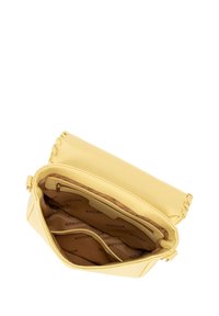Borsa a mano gialla in pelle con texture liscia, dotata di apertura superiore, tasche interne e dettagli di chiusura cuciti. Foderata con tessuto brandizzato.