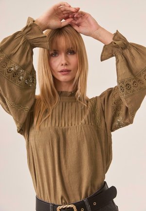 ESCOTE CERRADO PLISADOS - Blusa - verde