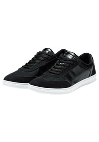 Sneaker neri con upper in suede testurizzato e accenti di pelle liscia. Presentano una suola in gomma bianca e un design tradizionale con lacci.