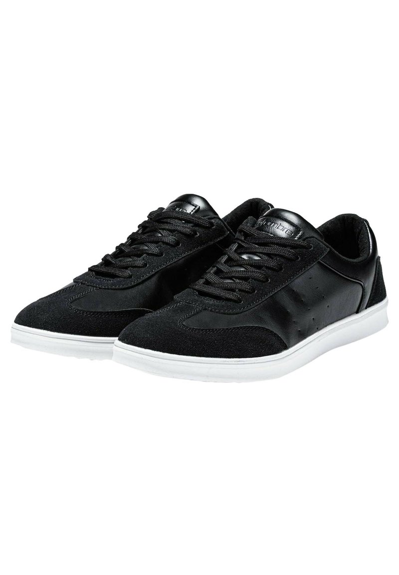 Sneaker neri con upper in suede testurizzato e accenti di pelle liscia. Presentano una suola in gomma bianca e un design tradizionale con lacci.