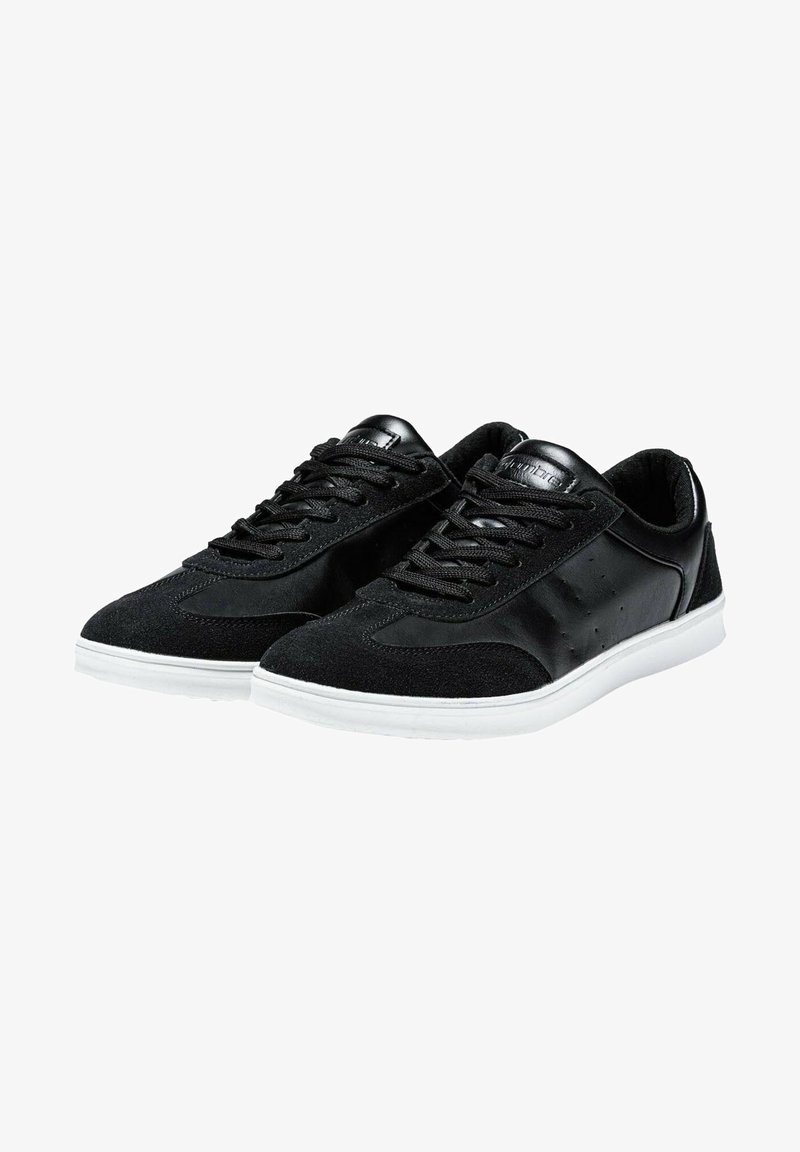 Sneaker neri con upper in suede testurizzato e accenti di pelle liscia. Presentano una suola in gomma bianca e un design tradizionale con lacci.
