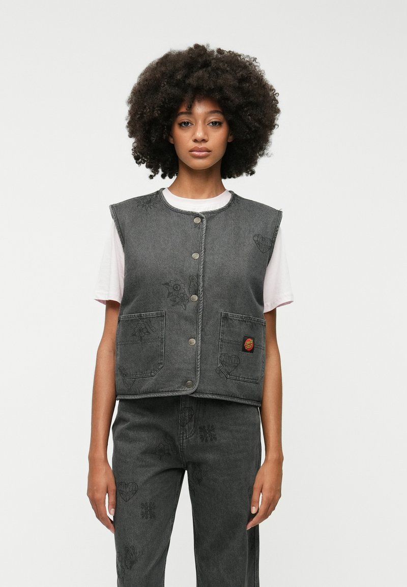 Jeansvest i mørkegrått med knappefront, to lommer, og kunstneriske svarte broderte design. Har en fargerik logoaccent.