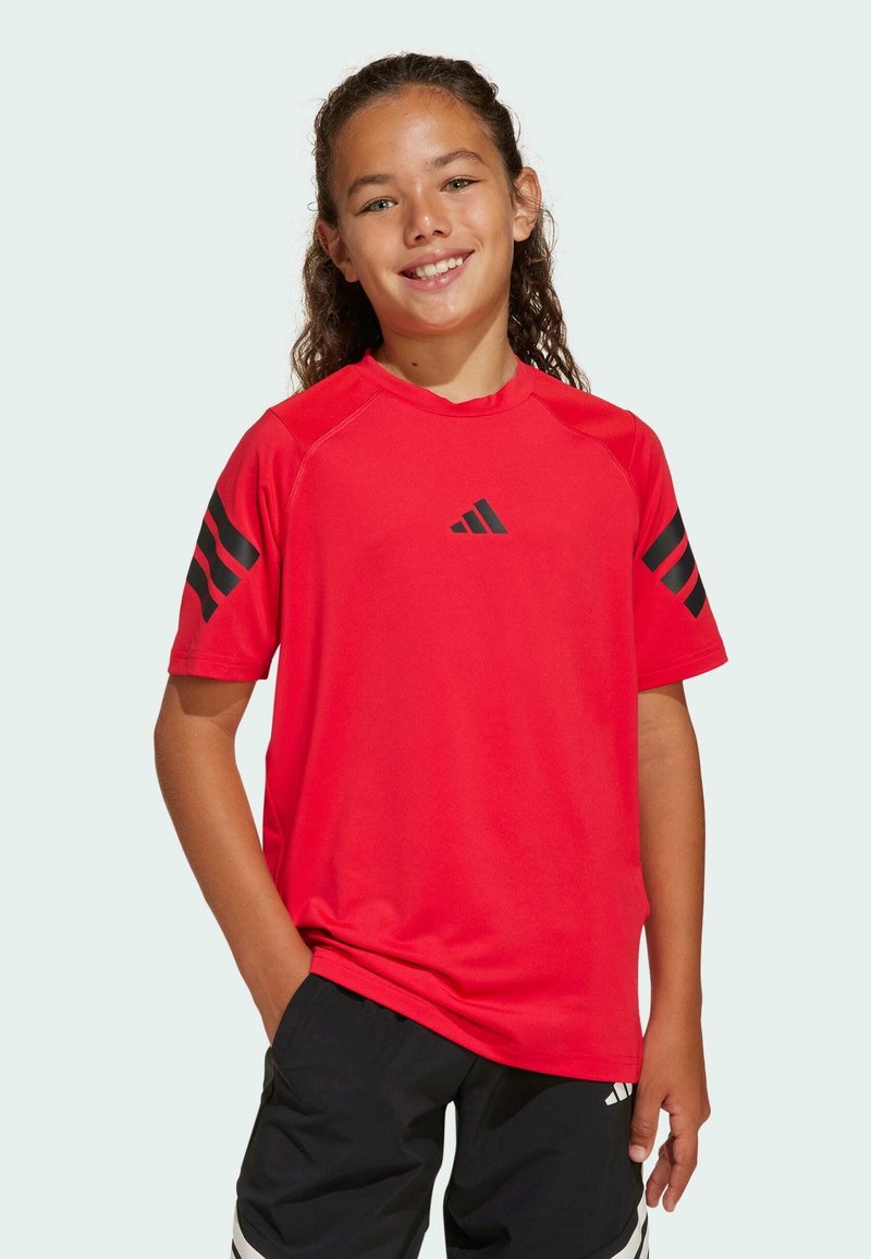 Rotes sportliches T-Shirt aus atmungsaktivem Material mit schwarzen Akzenten in Form von drei Streifen an den Ärmeln und einem kleinen Logo auf der Brust.
