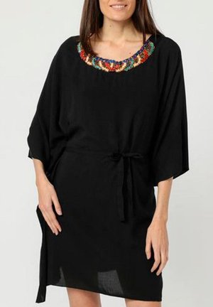 Vestido túnica negro de corte holgado, con un escote bordado colorido y un cinturón de lazo en la cintura. Tejido suave y ligero.