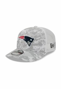 Graue Tarnkappen mit einem weißen Netzrücken, ausgestattet mit dem Logo der New England Patriots in Marineblau und Rot auf der Vorderseite. Verstellbarer Riemen ist enthalten.
