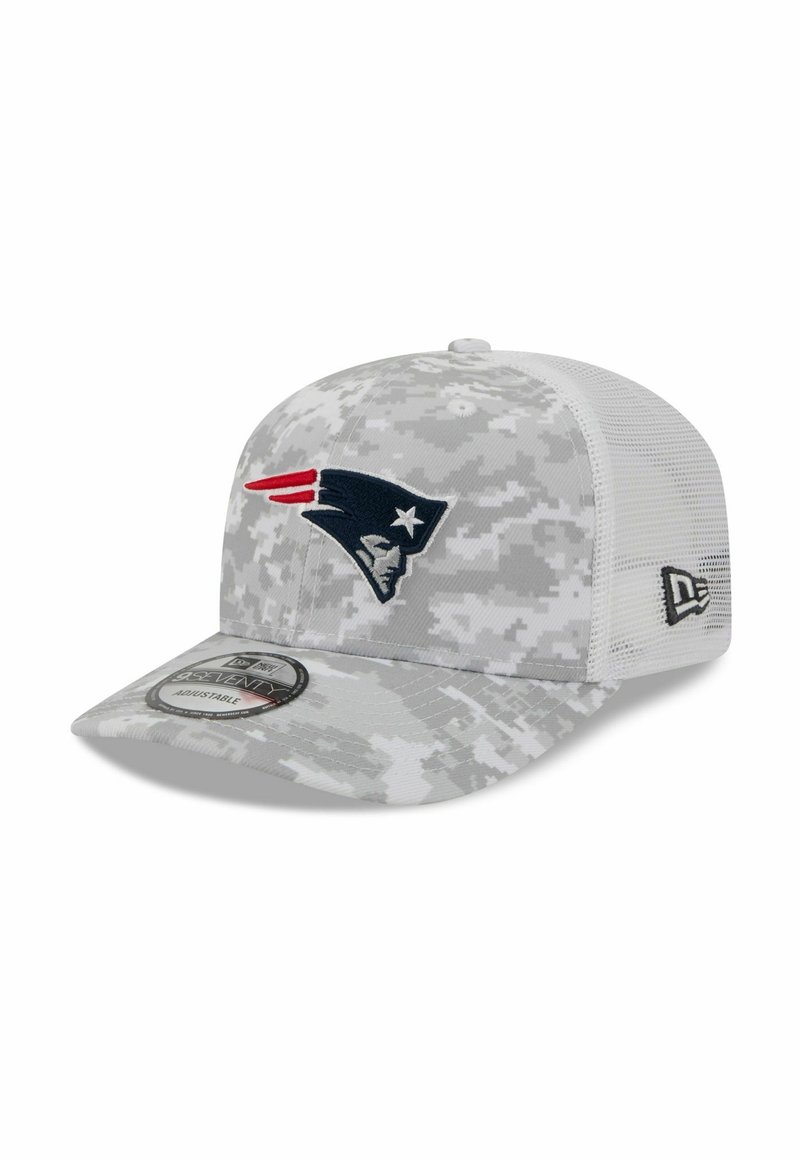 Graue Tarnkappen mit einem weißen Netzrücken, ausgestattet mit dem Logo der New England Patriots in Marineblau und Rot auf der Vorderseite. Verstellbarer Riemen ist enthalten.