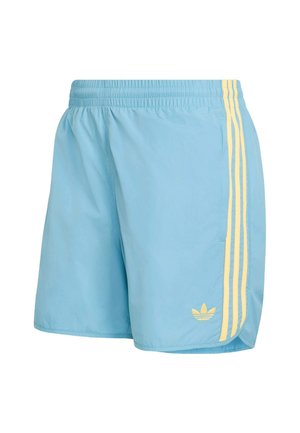 Shorts bleu clair avec une taille élastique, présentant trois bandes jaunes sur le côté et un petit logo en bas à gauche sur le devant.