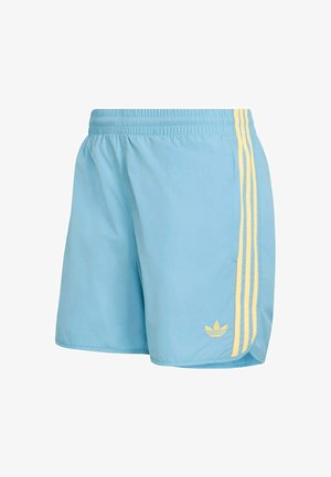 Shorts bleu clair avec une taille élastique, présentant trois bandes jaunes sur le côté et un petit logo en bas à gauche sur le devant.