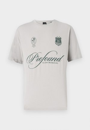 Maglietta in cotone grigio chiaro con maniche corte, caratterizzata dal testo "Profound" in verde scuro, un logo a scudo e toppe decorative.