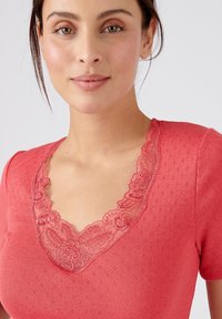 Damart AJOURÉE GUIPURE À L ENCOLURE  - Maglietta intima - rouge