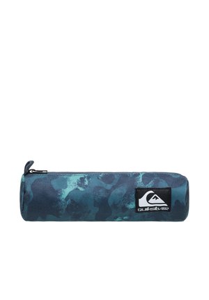 Trousse cylindrique en camouflage bleu et noir avec fermeture éclair noire et patch logo Quiksilver sur le devant.