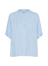 Blusa azzurra chiara a maniche corte con scollatura rotonda, chiusura a bottoni, pieghe sulle spalle e una vestibilità ampia e rilassata. Tessuto dalla consistenza liscia.