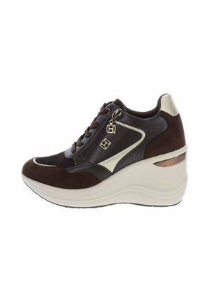 Sneaker platform marrone e nero con suola bianca, allacciatura frontale, zip laterale e ciondoli metallici con logo sulla pannello laterale.