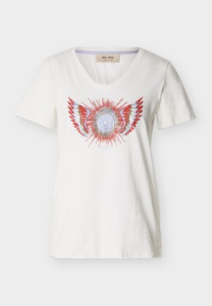 Balta T-krekla ar īsām piedurknēm un V veida kaklu, uz krūtīm sarkanu, baltu un zilu spārnotu mirdzošu apļveida dizainu, zīmola etiķete iekšpusē pie kakla.