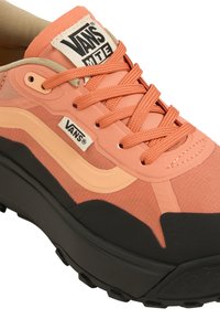 VANS MTE-skon har en orange och beige syntetisk ovandel, svart gummiyttersula och matchande orange snören med logodetaljer.