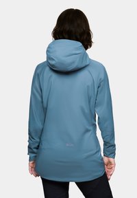 Niebieska wodoodporna kurtka z kapturem, długimi rękawami i prostym krojem. Gładka tekstura z minimalnym oznakowaniem na dolnej części pleców.