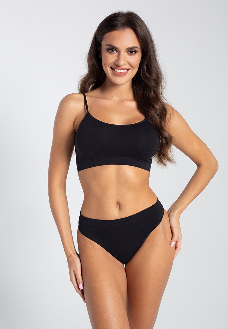 Czarny top crop i wysokie majtki bikini wykonane z elastycznego materiału. Posiada regulowane ramiączka i gładką teksturę.