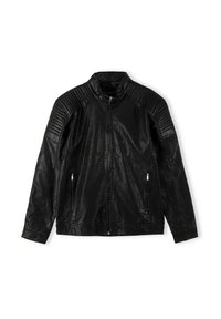 Czarna kurtka z faux skóry z zamkiem błyskawicznym z przodu, prążkowanymi detalami na ramionach, dwiema bocznymi kieszeniami i wysokim kołnierzem.