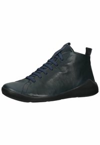 Baskets montantes en cuir bleu foncé avec une texture lisse, semelle en caoutchouc noir contrastant et fermeture à lacets à l'avant. Comprend une languette à l'arrière.