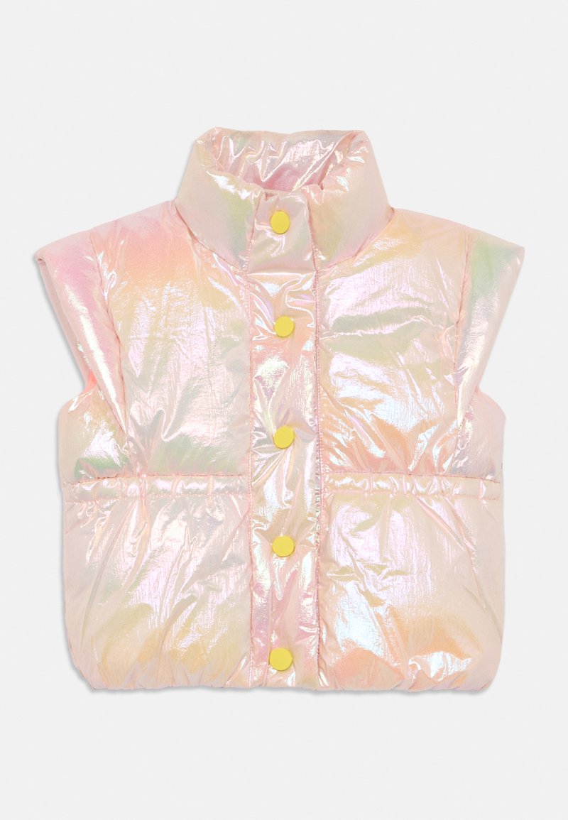 Gilet imbottito in materiale iridescente, rosa pastello. Presenta un colletto alto, bottoni a pressione gialli e due tasche frontali. Texture liscia e lucente.