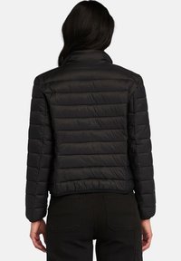 Giacca a vento nera con un design corto e un motivo a righe orizzontali. Presenta un colletto rialzato e polsini elasticizzati, realizzata in materiale morbido.