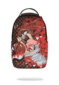 Mochila roja hecha de material duradero que presenta un gráfico de personaje de dibujos animados con un patrón a cuadros, acentos en negro y cierre de cremallera.