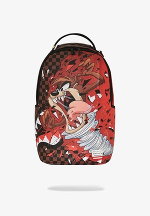 Mochila roja hecha de material duradero que presenta un gráfico de personaje de dibujos animados con un patrón a cuadros, acentos en negro y cierre de cremallera.