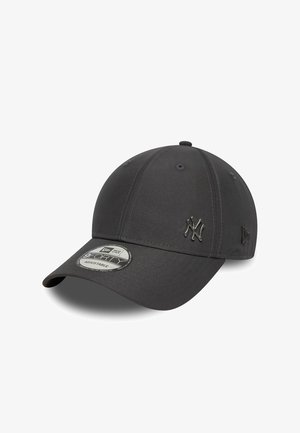 Fekete baseball sapka, szövetből készült, előlapján hímezett logóval, állítható pánttal és ívelt karimával.