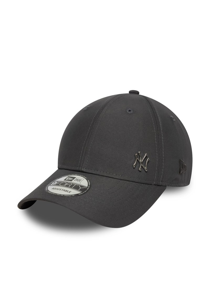 Fekete baseball sapka, szövetből készült, előlapján hímezett logóval, állítható pánttal és ívelt karimával.