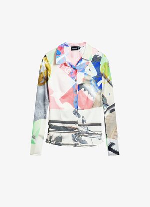 Camisa abotonada multicolor con una mezcla de patrones, incluyendo diseños florales y abstractos, hecha de una tela ligera.