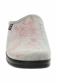 Scarpa slip-on grigia con superficie testurizzata e motivo astratto colorato, suola nera e un piccolo logo sul lato.