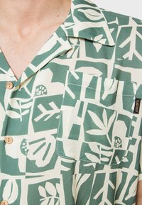 Kaotiko NATURE ABSTRACT UNISEX - Blúzka so zapínaním na gombíky - green