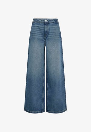 Széles lábú farmernadrág közepes kék denim színben, elhalványult részletekkel. Magas derék, gombos záródás és klasszikus öt zsebes kialakítás. Jelentős varrási részletek.