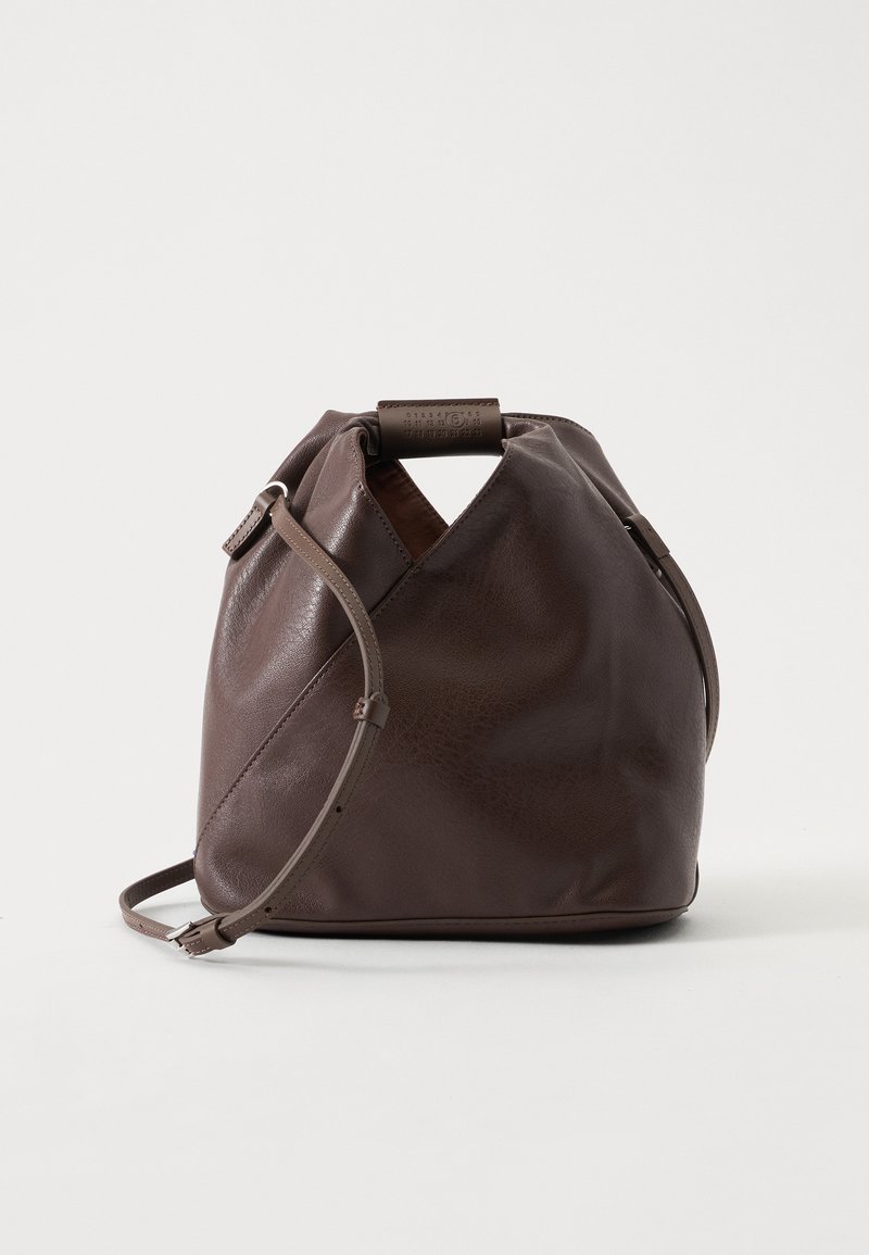 Sac seau en cuir marron foncé avec bandoulière ajustable et petite poignée avec chiffres en relief sur fond uni.